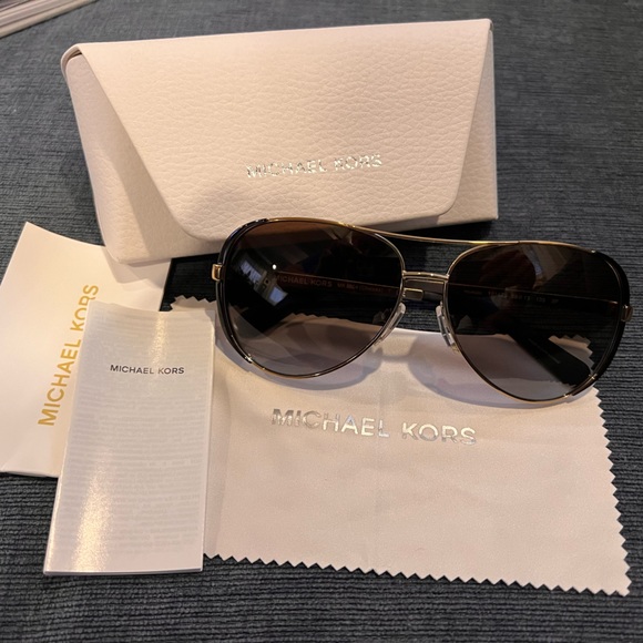 MK5004 Chelsea Sunglasses - Picture 2 of 3